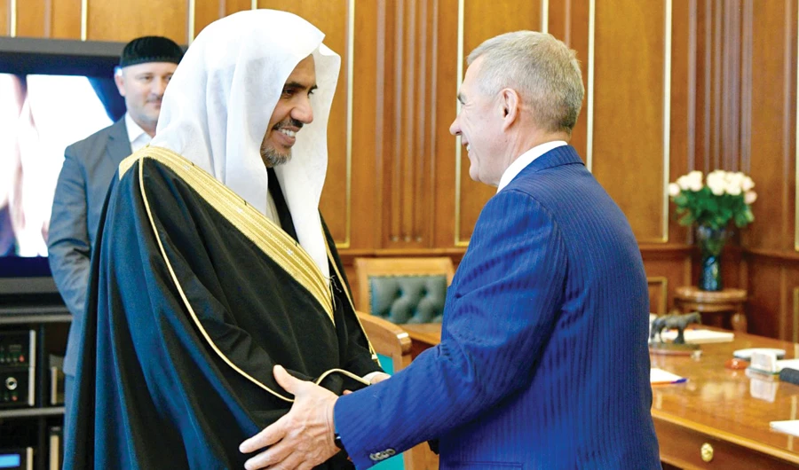 Tatarstan President Rustam Minnikanov, receives the secretary-general of the Muslim World League, Sheikh Mohammed bin Abdul Karim Al-Issa, at the Kremlin building in the Tatar capital Kazan on Tuesday. (SPA)