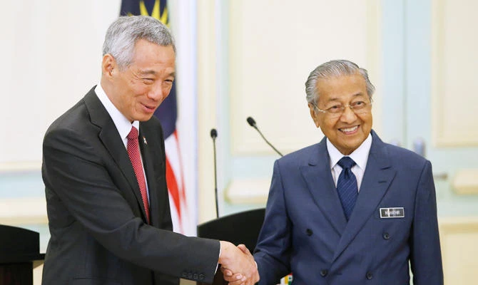Singapore's Prime Minister Lee Hsien Loong shakes hands with Malaysia's Prime Minister Mahathir Mohamad after a joint news conference in Putrajaya, Malaysia April 9, 2019. (REUTERS)
