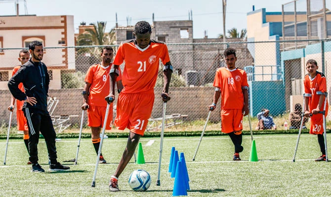 Palestinian amputees using crutches participate in a football training overseen by Irish coach Simon Baker, general secretary of the European Amputee Football Federation, Deir al-Balah in the central Gaza Strip on April 11, 2019. (AFP)