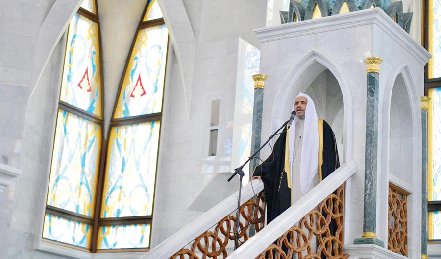 Muslim World League (MWL) Secretary-General Mohammed bin Abdulkarim Al-Issa delivers a Friday sermon at the Grand Mosque in Kazan. (SPA)