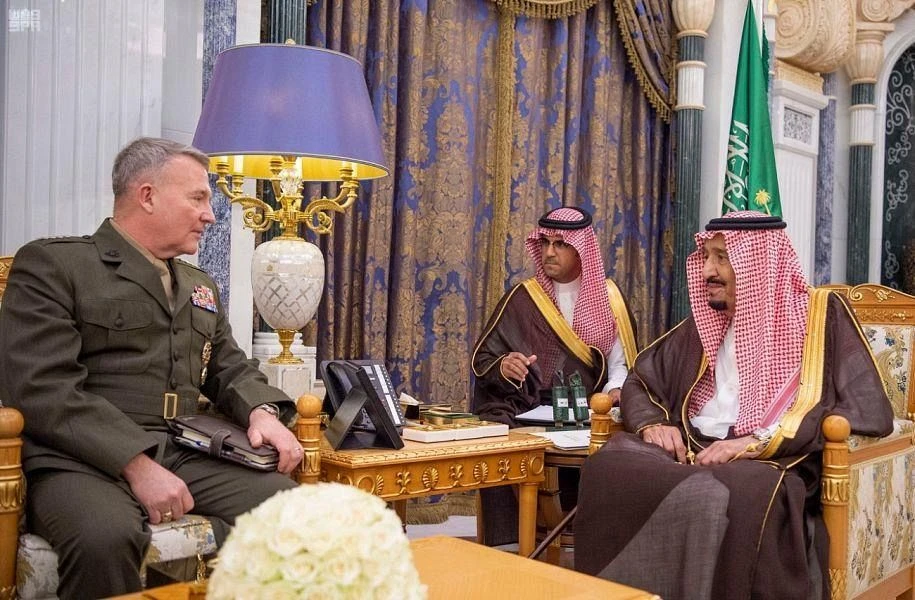 King Salman received the US General and his delegation at Al-Yamamah Palace in Riyadh. (SPA)