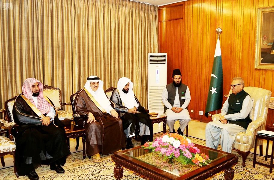Pakistan president receives Makkah Grand Mosque imam
