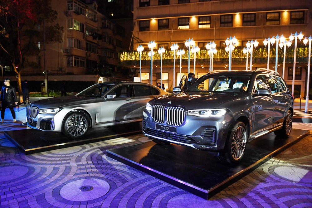 BMW X7 (R) and 7-Series cars are displayed at the China launch of the X7 a day before the opening of the Shanghai Auto Show in Shanghai on April 15, 2019. (AFP / GREG BAKER)