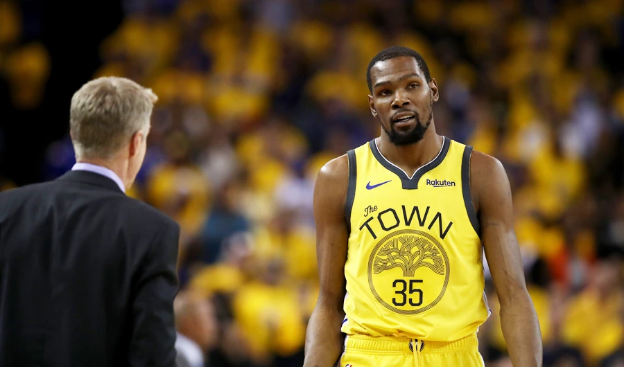 Kevin Durant talks to head coach Steve Kerr. (Getty Images/AFP)