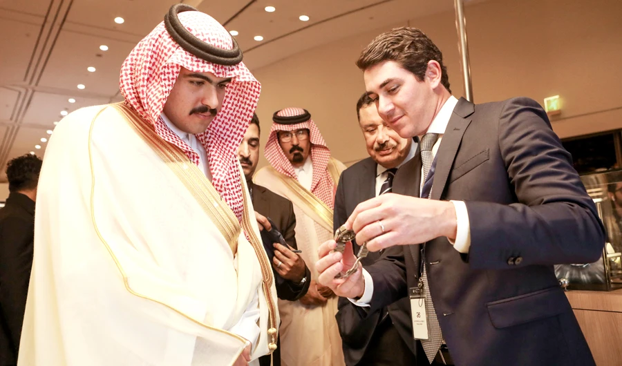 Prince Faisal bin Saad bin Saud bin Mohammed toured the fine watchmaking exhibition in Riyadh on April 15.