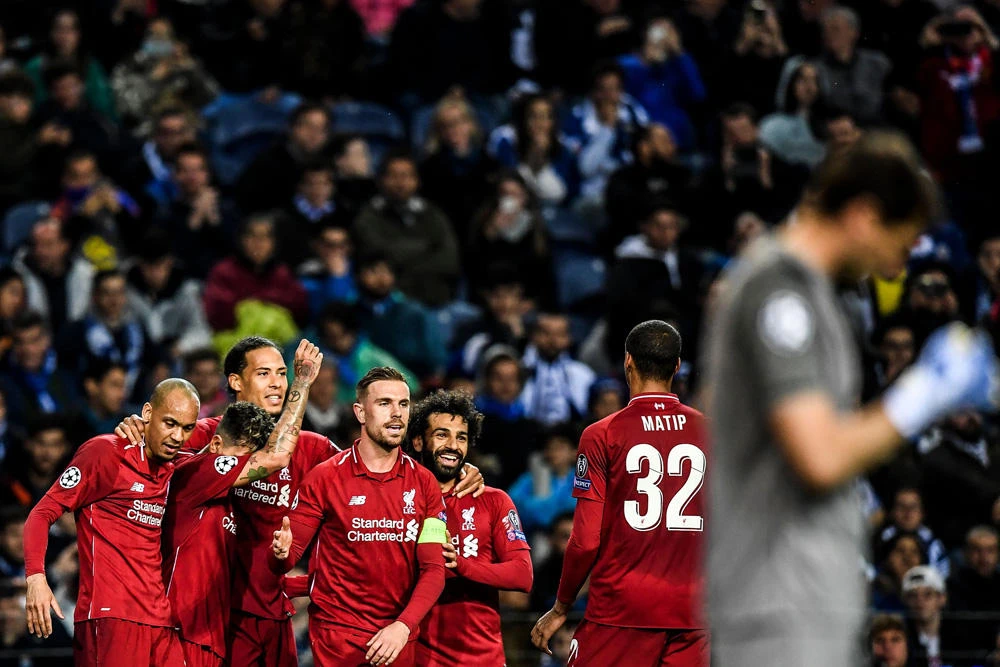 Liverpool's Dutch defender Virgil Van Dijk (3L) celebrates scoring his team's fourth goal during the UEFA Champions League quarter-final second leg football match between FC Porto and Liverpool at the Dragao stadium in Porto on April 17, 2019. (AFP / PATRICIA DE MELO MOREIRA)