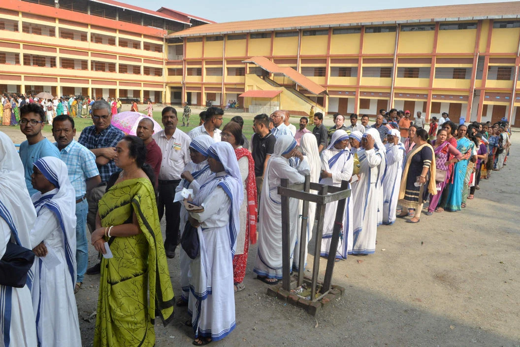 Indian voters queue up to cast their vote at a polling station in Siliguri, West Bengal on April 18, 2019, during the second phase of the mammoth Indian elections. (AFP / DIPTENDU DUTTA)