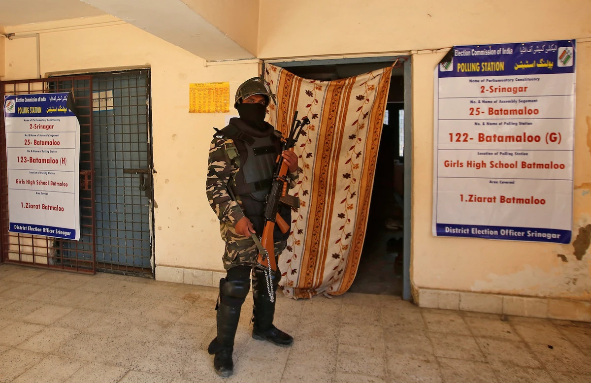 A member of India's Central Reserve Police Force (CRPF) stands guard at an empty polling station during the second phase of general election in Srinagar April 18, 2019. (Reuters)