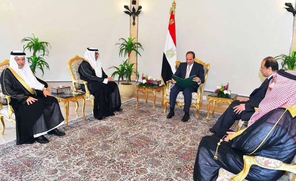 Egyptian President Abdel Fattah El-Sisi receives King Salman’s letter. (SPA)