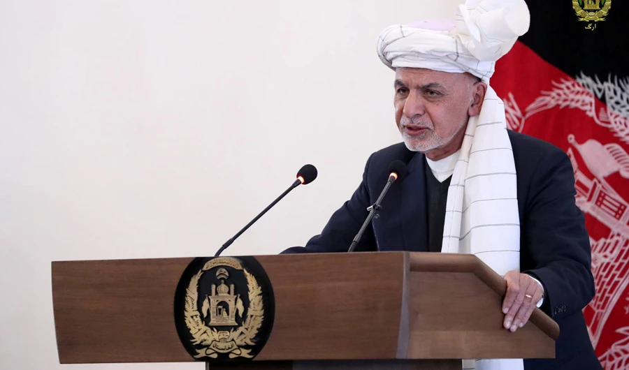 Afghanistan President Ashraf Ghani speaks with Afghan delegations at the presidential palace in Kabul on April 17, 2019. (REUTERS/ Afghan presidency handout photo)