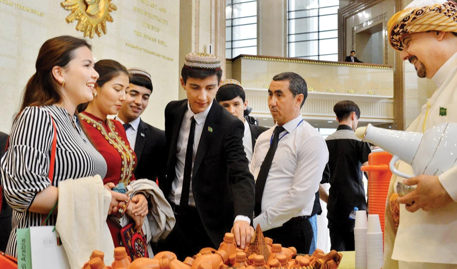 Visitors to Ashgabat will have a chance to see national costumes, fabrics, souvenirs and other works by Saudi craftsmen. (Photo/SPA)