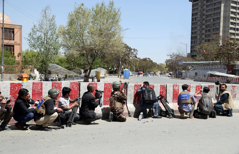 An Afghan Security personnel (C) take positions on the perimeter outside the Telecommunication Ministry during a gunfight with insurgents in Kabul, Afghanistan, Saturday, April 20, 2019. (AP/Rahmat Gul)
