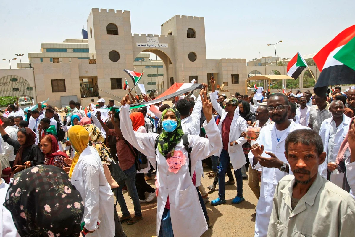 Sudanese protestors wave signs and flags as they continue to protest outside the army complex in the capital Khartoum on April 17, 2019. (AFP)
