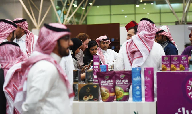 Saudis visit the International Coffee and Chocolate Exhibition held at the Riyadh International Convention and Exhibition Center in the capital Riyadh on December 4, 2017. (AFP)