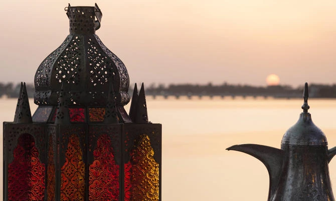 Guests can enjoy assorted desserts and beverage choices overlooking the Red Sea and the famous King Fahd’s Fountain.