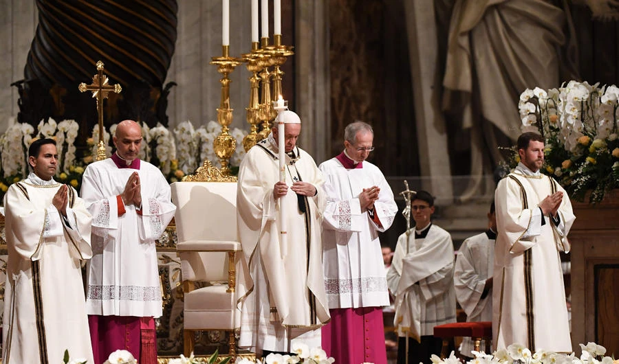 Pope Francis (C) holds an altar candle as he presides over the Easter Vigil on April 20, 2019 at St. Peter's Basilica in the Vatican.(AFP / Vincenzo Pinto)
