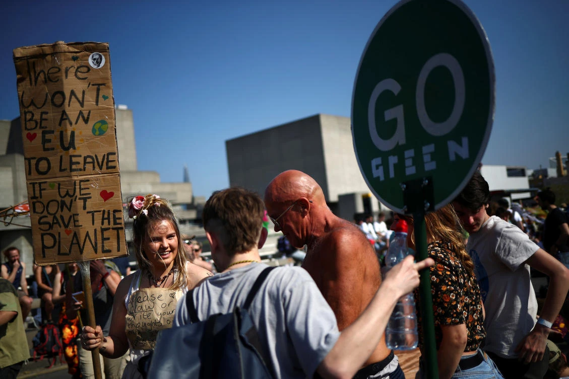 Climate change activists attend the Extinction Rebellion protest at Waterloo Bridge in London, Britain April 21, 2019. (Reuters)