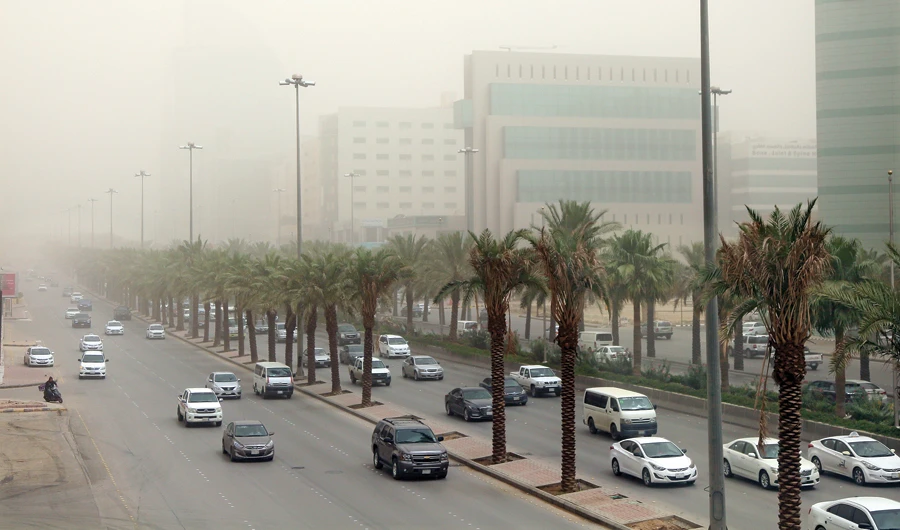 Heavy sandstorm hits Riyadh on Monday reducing visibility. (AN photo by Yazeed Al-Samrani)