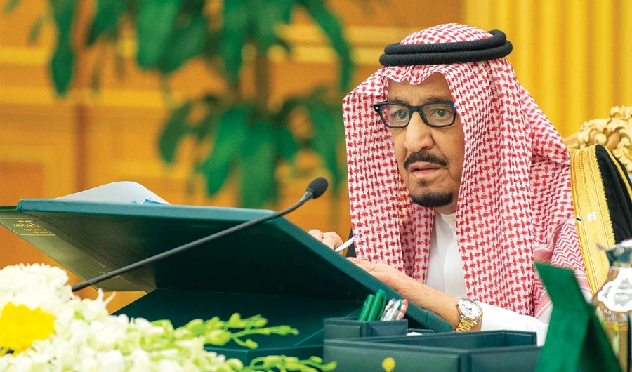 King Salman chairs the Cabinet session at Al-Yamamah Palace in Riyadh on Tuesday. (SPA)