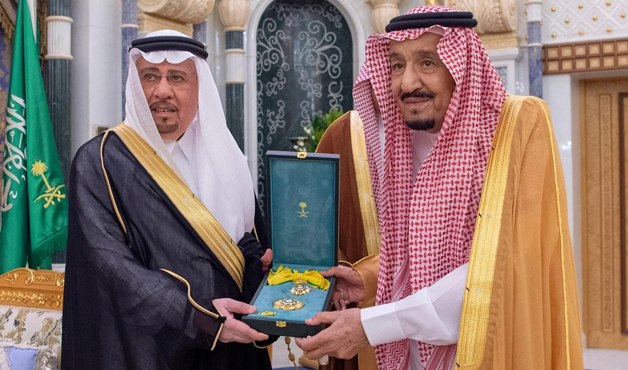 King Salman honors former Saudi Minister of State for Foreign Affairs Nizar bin Obaid Madani in Riyadh on Wednesday. (SPA)