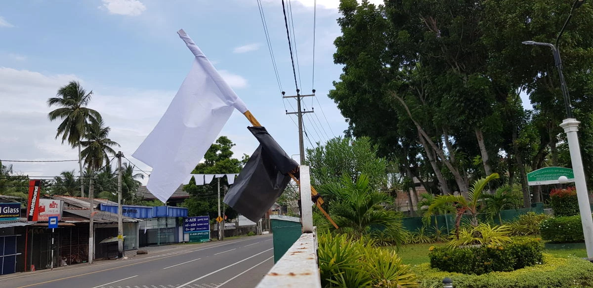A white flag hangs outside the makeshift mosque in Dharga Town, Western Province, Sri Lanka. (AN photo)