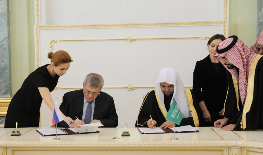Saudi Attorney General Sheikh Saud bin Abdullah Al-Mua’jab and his Russian counterpart Yury Chaika sign deal to confront crime, terrorism and corruption. (SPA)