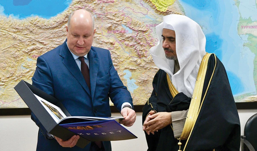MWL Secretary-General Dr. Mohammed bin Abdulkarim Al-Issa meets Sergei Chebotarev, minister of North Caucasus affairs, in Moscow. (SPA)