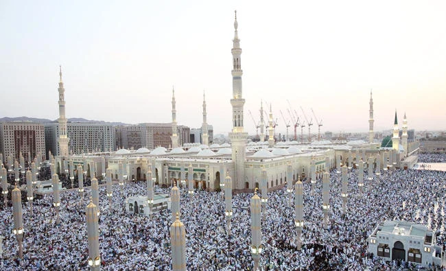 There are 452,180 pilgrims still in the Kingdom, with 318,423 in Makkah and 133,757 in Madinah. (SPA)