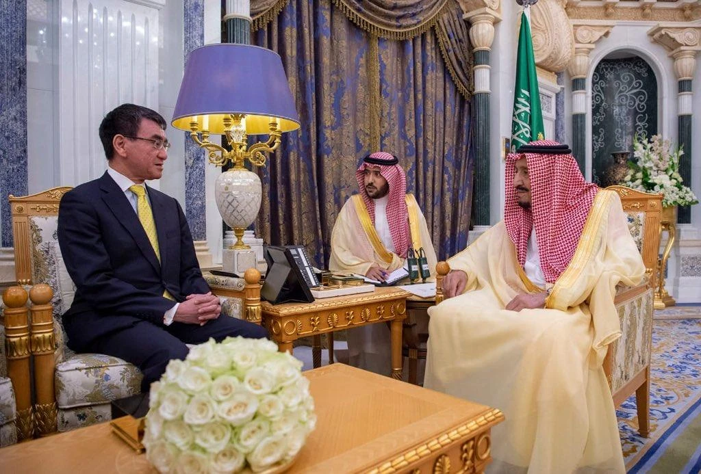 King Salman meets Japanese FM in Riyadh