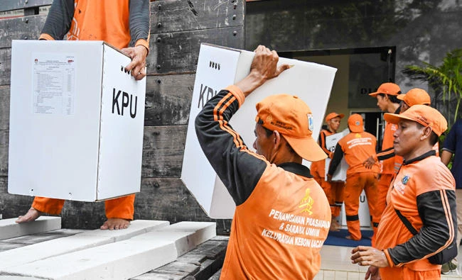 Officials load vote materials on a truck in Jakarta, on April 16, 2019, a day before the election. Indonesia goes to the polls on April 17, with over 190 million voters set to cast a ballot in the world's third-biggest democracy, with the opposition already threatening to challenge the results over voter-fraud claims. (AFP)