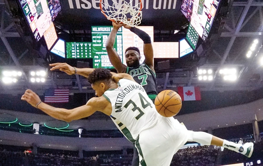 Warriors ground Rockets, Celtics baffle Bucks