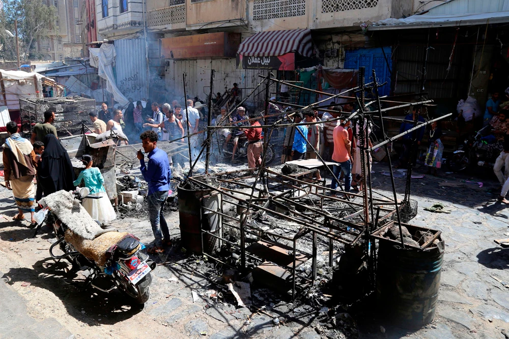 Yemenis gather in a street in an old market on April 27, 2019, in Yemen's third city of Taiz after clashes between pro-government militias left two children dead. (AFP / Ahmad Al-Basha)