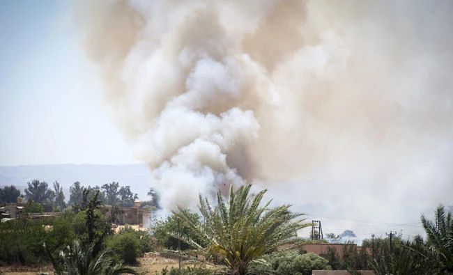 Heavy smoke rises above buildings during clashes between the internationally-recognised Government of National Accord (GNA) and forces loyal to strongman Khalifa Haftar, in Espiaa, about 40 kilometres (25 miles) south of the Libyan capital Tripoli on April 29, 2019. (AFP)