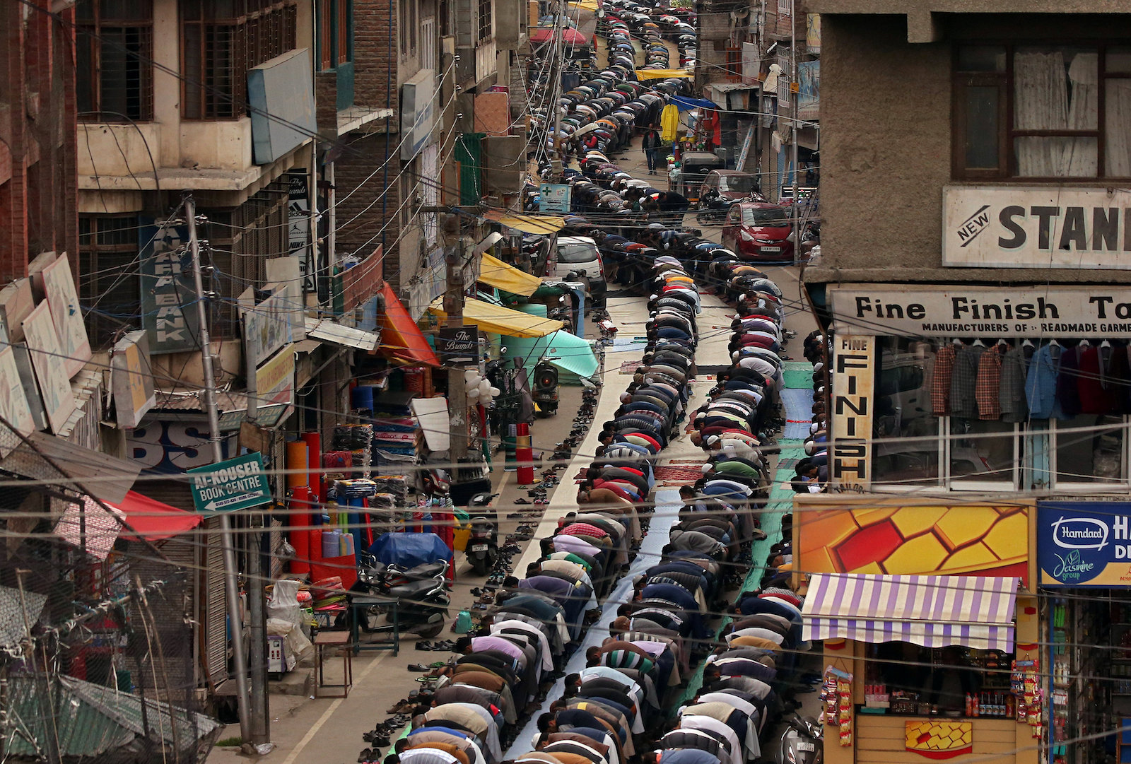 Muslims perform prayers on a road outside a mosque on the first Friday of the holy fasting month of Ramadan in Srinagar May 10, 2019. (Reuters)