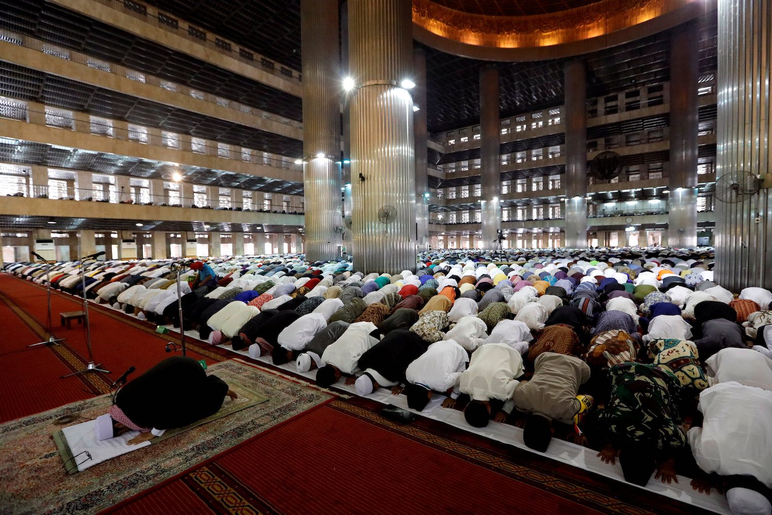 Indonesian Muslims attend Friday prayers during the holy fasting month of Ramadan at Istiqlal mosque in Jakarta, Indonesia, May 10, 2019. (Reuters)