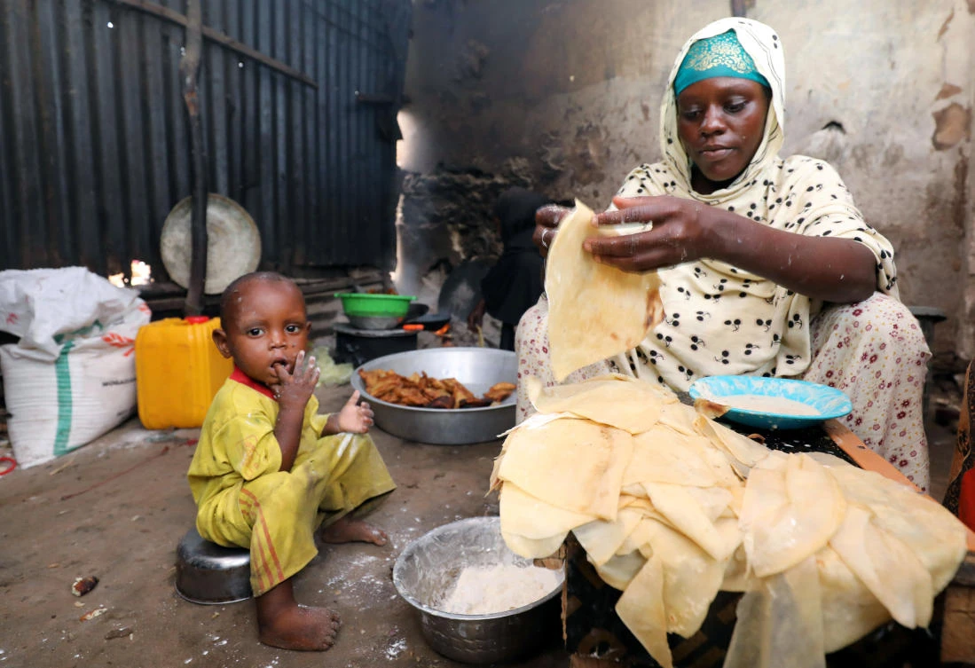 An internally displaced Somali Muslim woman prepares Iftar meals during the month of Ramadan at a makeshift camp in Mogadishu, Somalia May 7, 2019. REUTERS/Feisal Omar