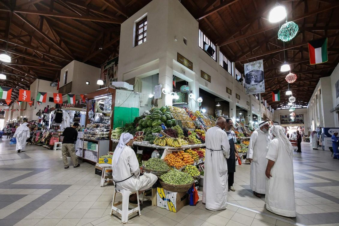 Kuwaitis shop at a market in Kuwait City during the second day of the Muslim holy month of Ramadan on May 7, 2019. / AFP / Yasser Al-Zayyat