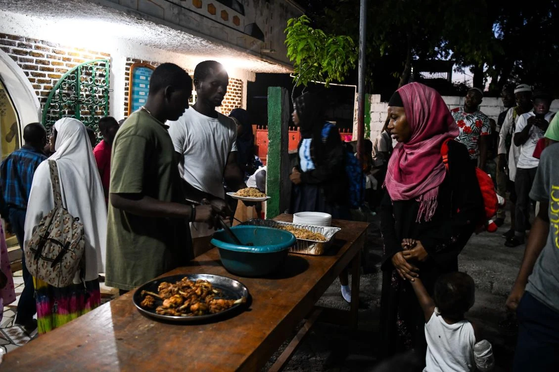 Muslim people get food at iftar, the meal after sunset, at the Masjid At-Tawheed mosque on the first day of the Muslim holy month of Ramadan in Port-au-Prince on May 6, 2019. Ramadan in Haiti begins on May 6, with devotees fasting from dawn to dusk until Eid celebrations marking the end of the holy month. / AFP / CHANDAN KHANNA
