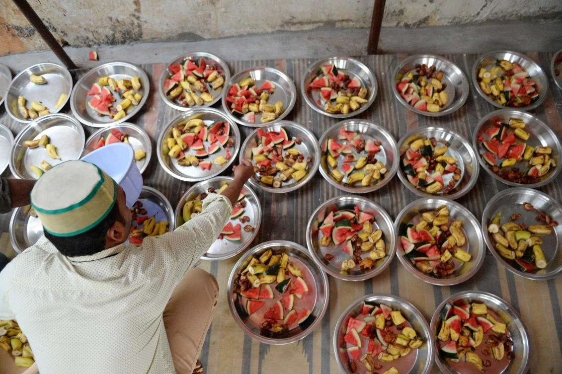 An Indian Muslim prepares food to be distributed to devotees to break their fast on the first day of the Islamic holy month of Ramadan at the Jama-e-Masjid Aiwan in Hyderabad on May 7, 2019. Muslims around the world abstain from eating, drinking and conducting sexual relations from sunrise to sunset during Ramadan, the holiest month in the Islamic calendar. / AFP / NOAH SEELAM