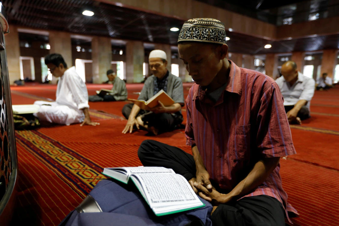 Indonesian Muslim men read Koran as they wait for iftar during the holy month of Ramadan at Istiqlal mosque in Jakarta, Indonesia, May 7, 2019. REUTERS/Willy Kurniawan