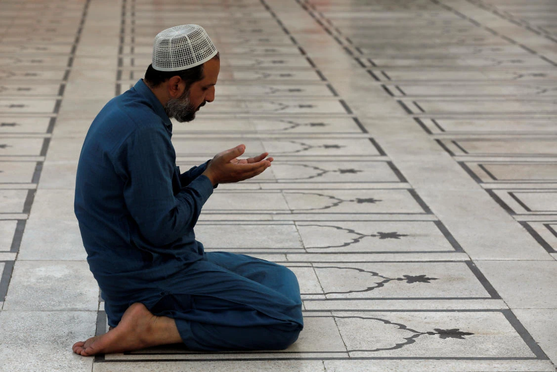 A man prays during the fasting month of Ramadan at a mosque in Karachi, Pakistan, May 7, 2019. REUTERS/Akhtar Soomro