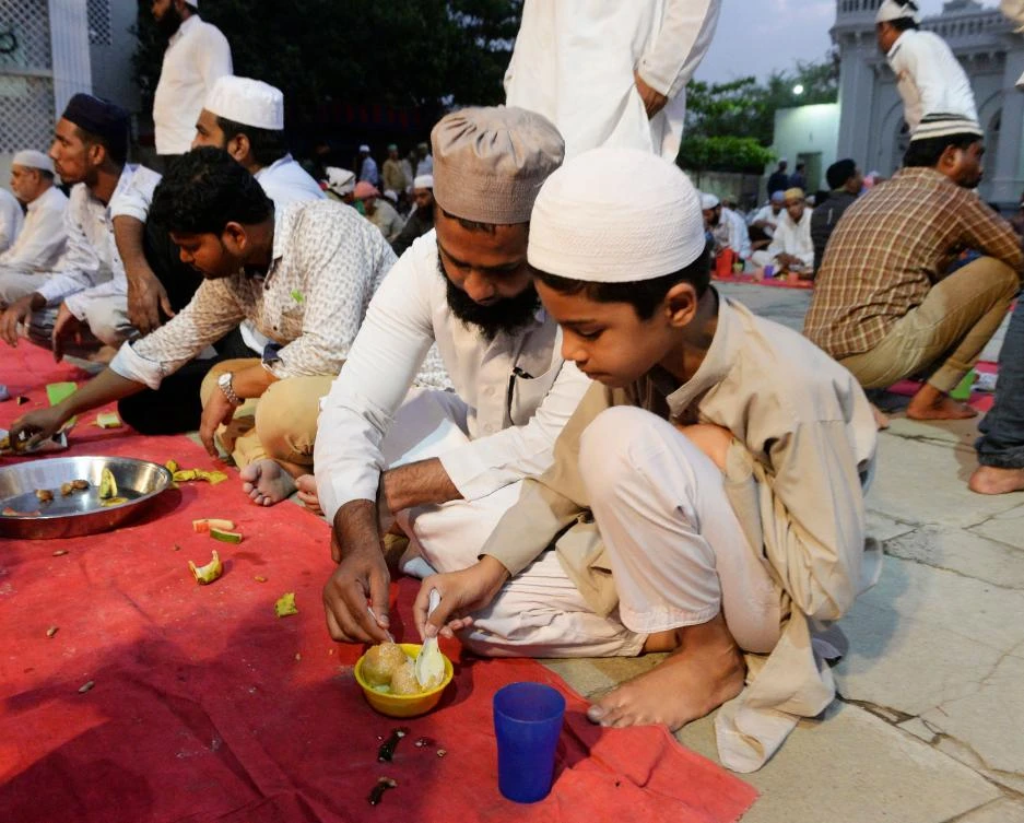 Indian Muslim devotees break their fast on the first day of the Islamic holy month of Ramadan at the Jama-e-Masjid Aiwan in Hyderabad on May 7, 2019. Muslims around the world abstain from eating, drinking and conducting sexual relations from sunrise to sunset during Ramadan, the holiest month in the Islamic calendar. / AFP / NOAH SEELAM