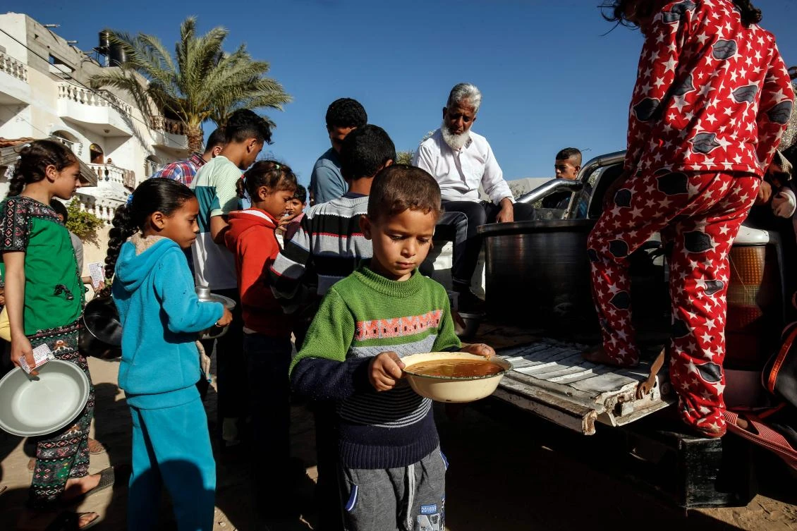 Palestinians pass out Iftar food for Muslim devotees prior to breaking their fast on the second day of the holy Muslim month of Ramadan in Rafah the southern Gaza Strip on May 7, 2019. / AFP / SAID KHATIB