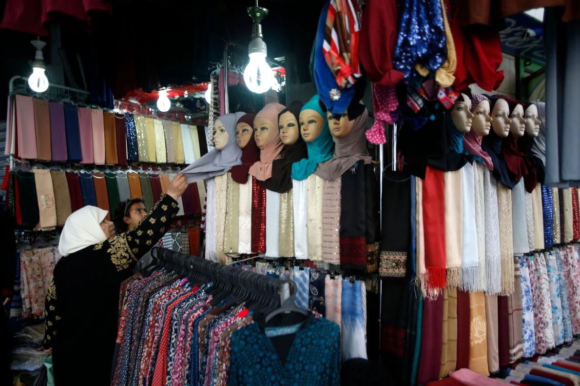 A Palestinian woman shops for clothes in Gaza City, on the second day of the Muslim holy fasting month of Ramadan on May 7, 2019. / AFP / MOHAMMED ABED