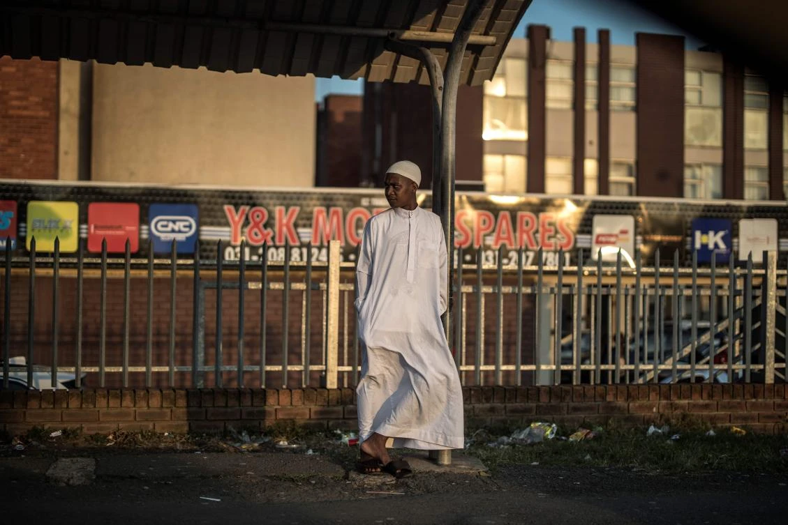 A Muslim boy waits at a bus station in Durban, on May 07, 2019 on the evening of the first day of the Muslim Holy month of Ramadan. / AFP / MARCO LONGARI