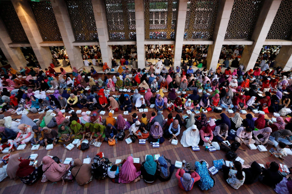 Indonesian Muslims gather before iftar during the holy month of Ramadan at Istiqlal mosque in Jakarta, Indonesia, May 7, 2019. REUTERS/Willy Kurniawan