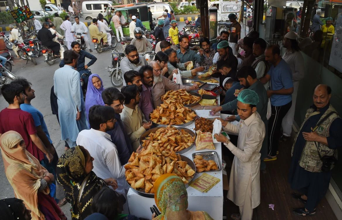 Pakistan Muslims buy Iftar food before breaking their fast on the first day of the holy month of Ramadan in Rawalpindi on MAY 7, 2019. / AFP / FAROOQ NAEEM