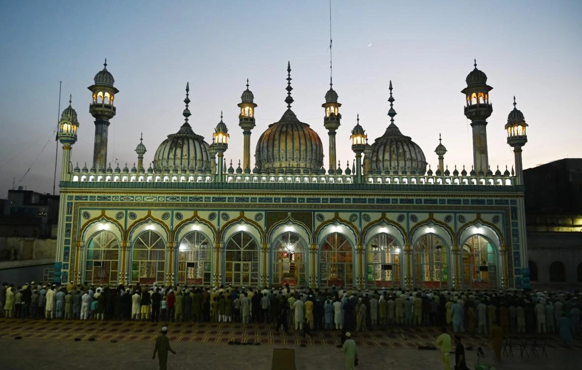 Pakistani Muslim devotees offer evening prayers after breaking their fast on the first day of the holy month of Ramadan at a mosque in Rawalpindi on May 7, 2019. Muslims throughout the world are marking the month of Ramadan, the holiest month in the Islamic calendar during which Muslims fast from dawn until dusk. / AFP / AAMIR QURESHI