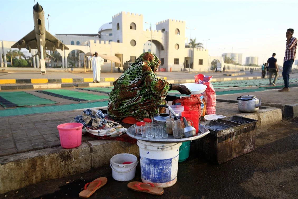 A Sudanese man prepares food outside the army headquarters in Khartoum on May 7, 2019, before breaking their fast during Muslim holy fasting month of Ramadan. Demonstrators remain camped out in the soaring heat of Khartoum calling for civilian rule three weeks after the military ousted veteran leader Omar al-Bashir. Sudan has been rocked by months of nationwide protests that initially targeted Bashir's 30-year rule, accusing the leader and his regime of running the country's economy into the ground. / AFP / Ashraf SHAZLY