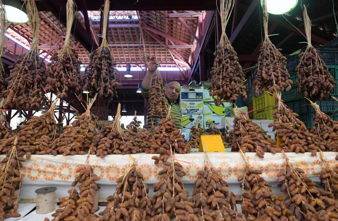 A Tunisian vendor displays dates at a central market in Tunis during the second day of the Muslim holy month of Ramadan on May 7, 2019. / AFP / FETHI BELAID